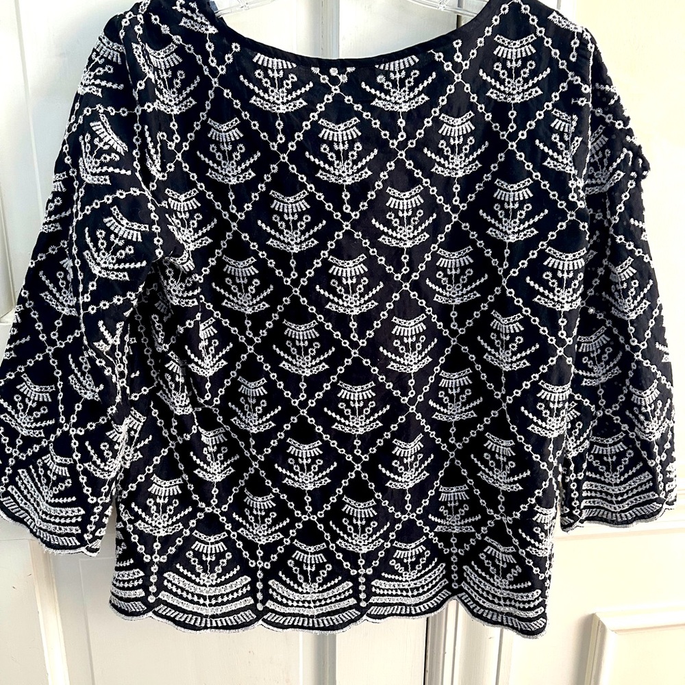 GAP embroidered top with flared sleeves. Roomy and comfortable.
